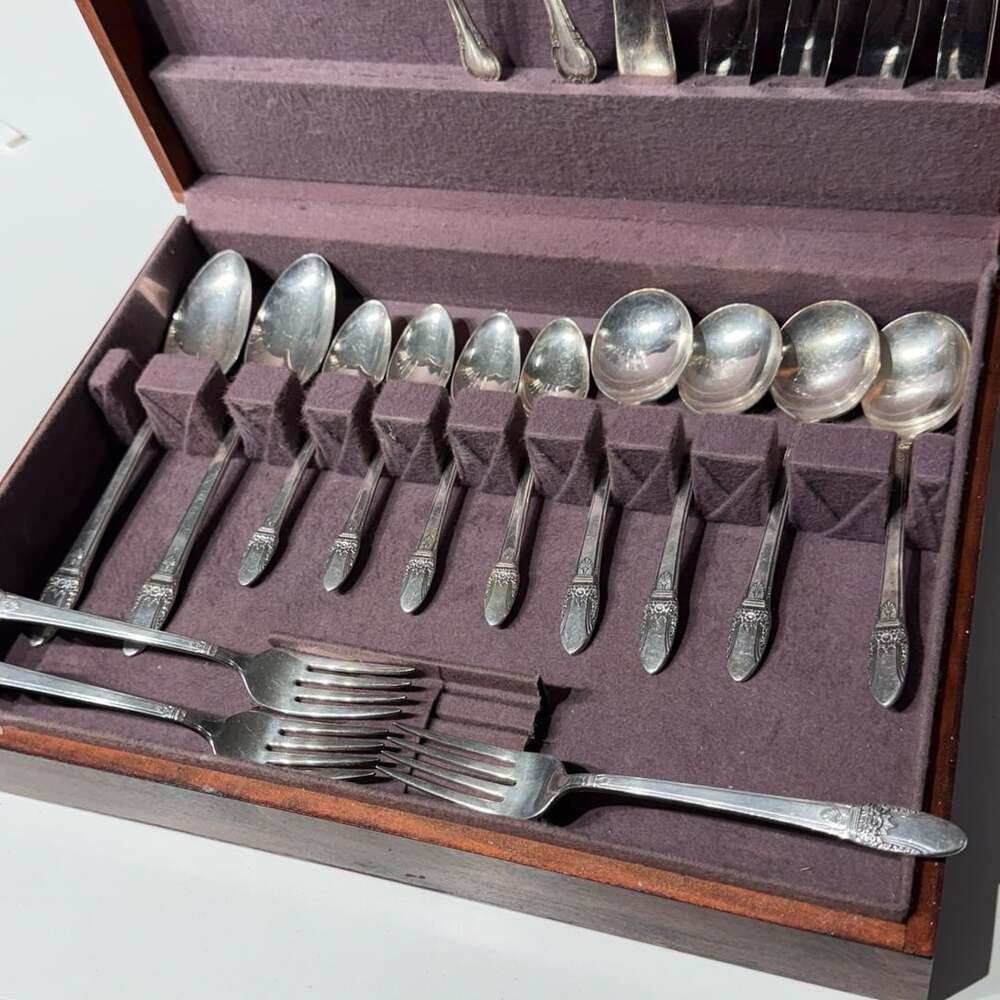 1847 Rogers Bros First Love Silverplate Flatware Set with Wood Chest 20pies set - Picture 10 of 15